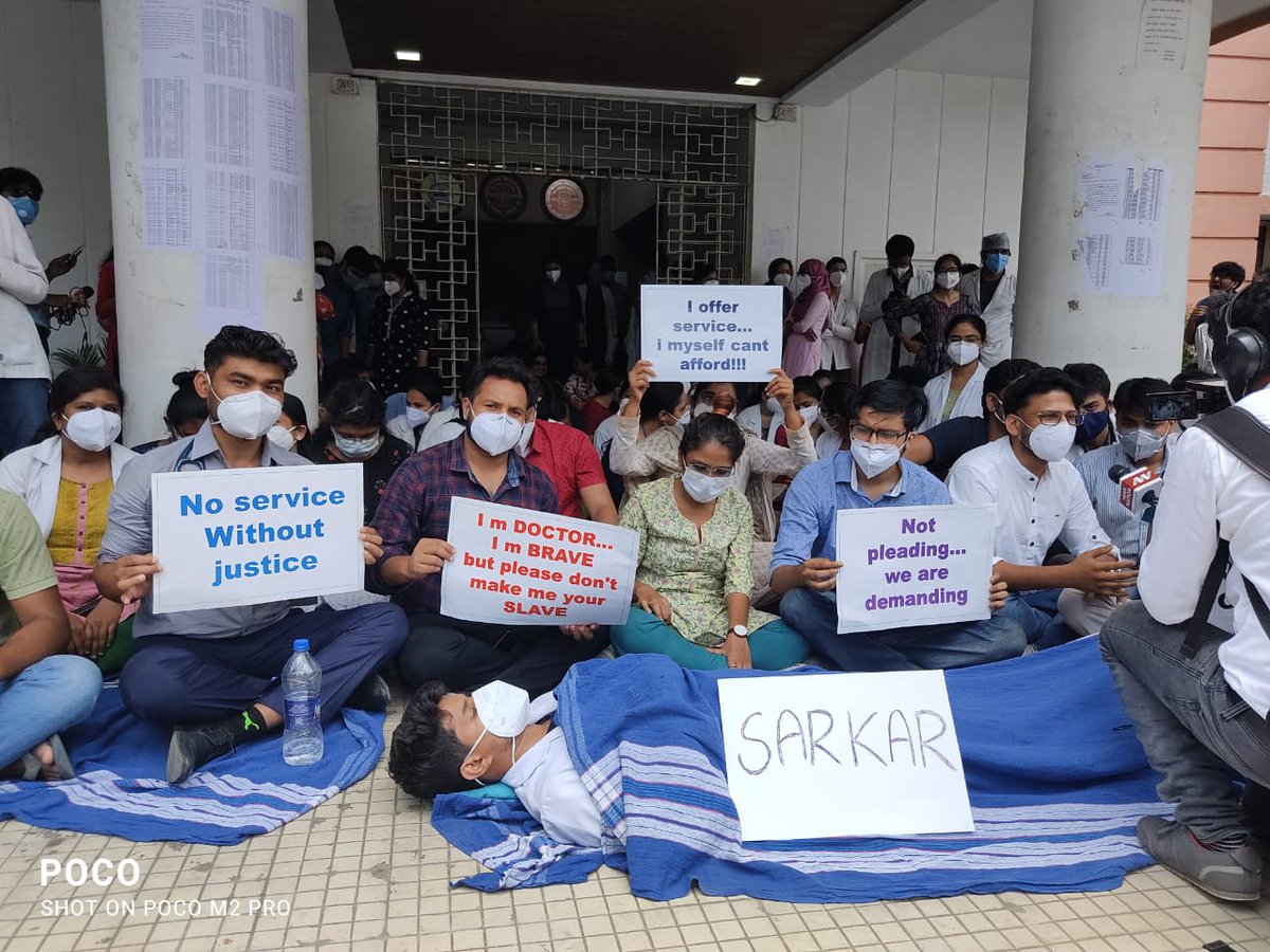 pavansi15463598's tweet photo. Ongoing protests at GMC Bhopal...
#shameonMPgovt https://t.co/rGQHRPDISR https://t.co/NfvqFXVd0R
