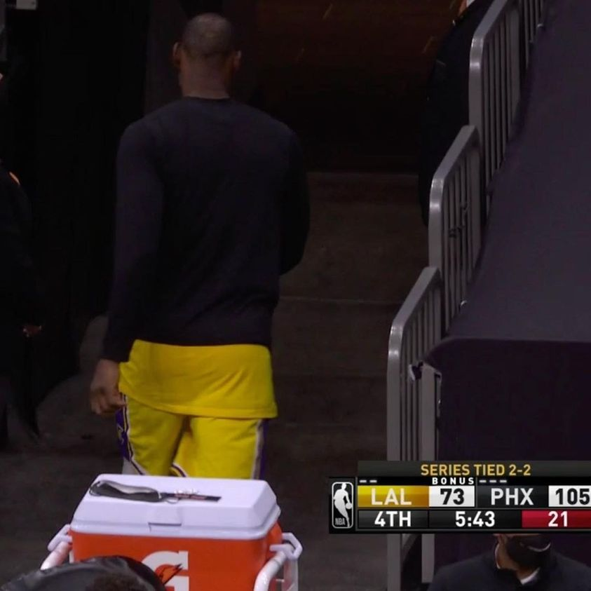NBAMemes's tweet photo. LeBron every time his team gets blown out https://t.co/JI31cZf2jN