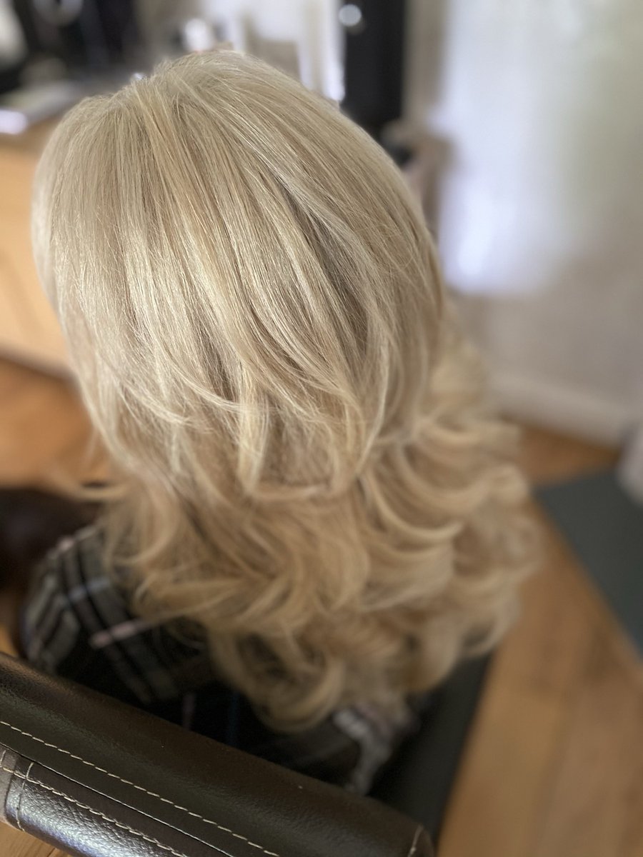 Beautiful blonde 👱‍♀️💇🏼‍♀️😍 created using <a href="/WellaPro/">Wella Professionals</a> and <a href="/schwarzkopfpro/">Schwarzkopf Pro</a> and styled using <a href="/Dyson/">Dyson</a> with my <a href="/DenmanBrush/">Denman Brush</a> head huggers for a perfect bouncy blowdry 💁🏼‍♀️#essexhairdresser