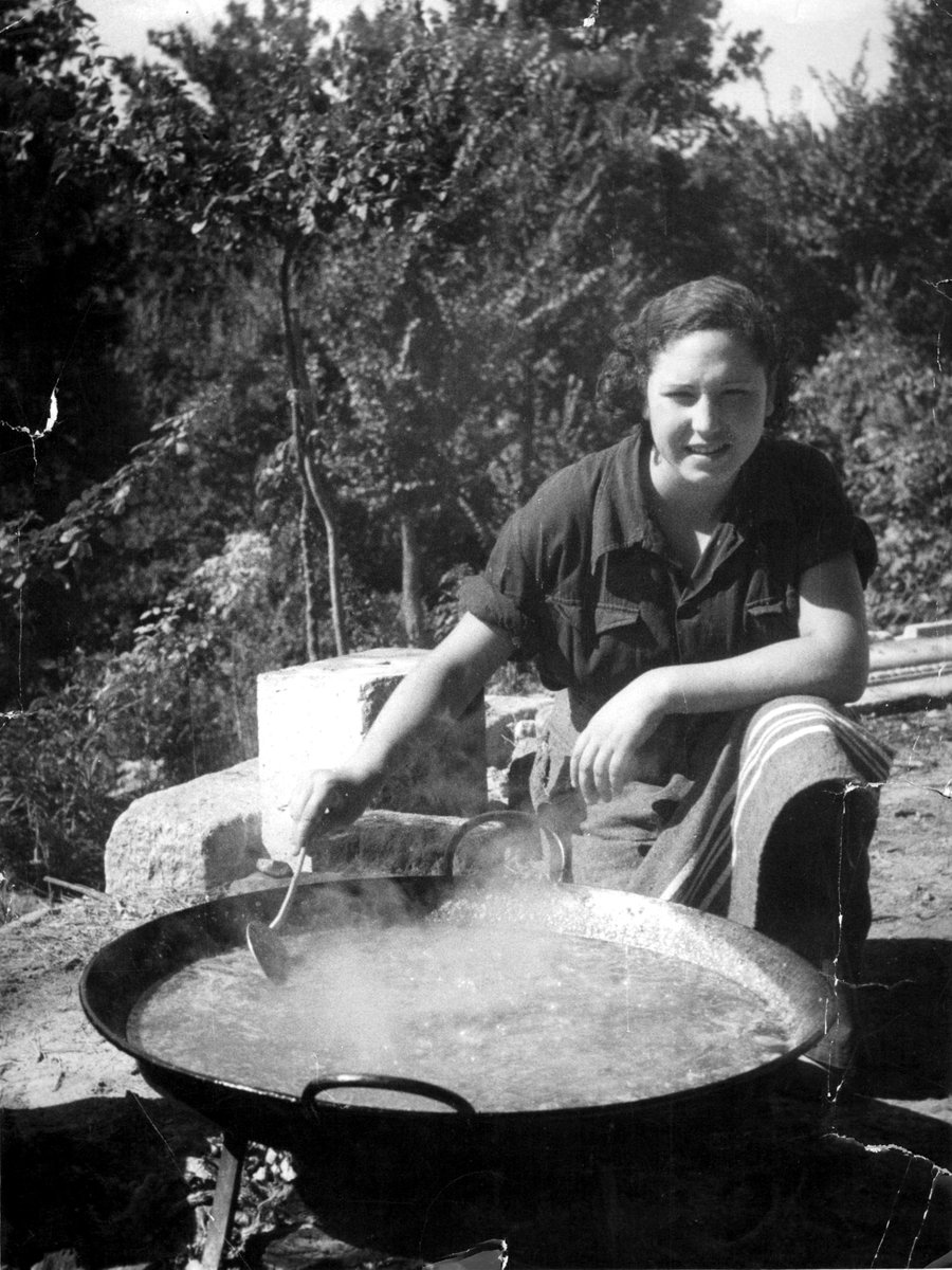 vicentbaydal's tweet photo. Finals de juliol de 1936 i diu el peu de foto: "Guerra Civil Española, una miliciana nativa prepara una paella para sus compañeros en pleno frente". #natius #sinoésarròsnoésdinar https://t.co/k0NHVD8ok1