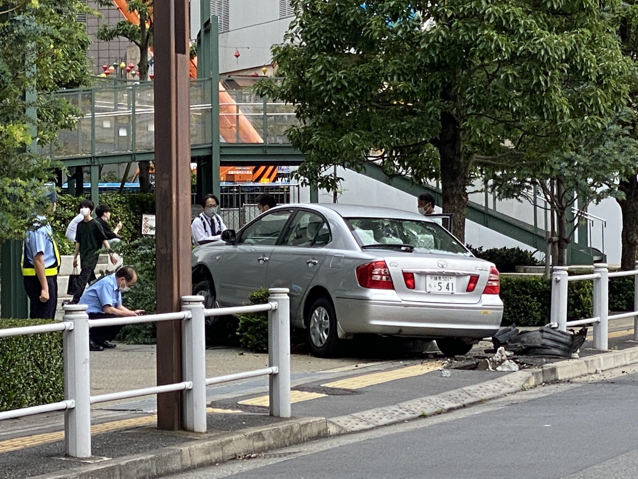 画像 新宿高島屋の駐車場から猛スピードで出て来た車が歩道の植え込みに突っ込んだ 運転手は老人 T Co Nmxengue53 まとめダネ 画像 新宿高島屋の駐車場から猛スピードで出て来た車が歩道の植え込みに突っ込んだ 運転手は老人 T Co Nmxengue53 まとめダネ
