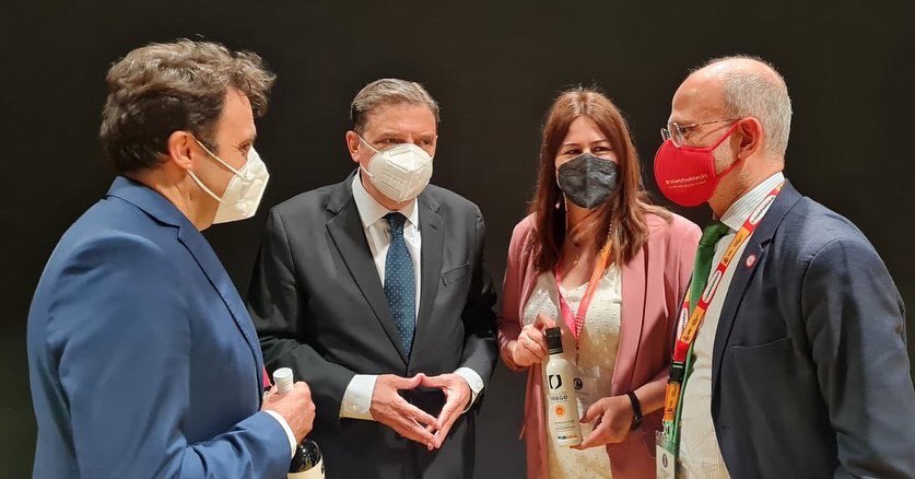 AoveDopPriego's tweet photo. Luis Planas, ministro de Agricultura, Pesca y Alimentación del Gobierno de España, nos visitó ayer para dar apoyo a las actividades organizadas por los aoves oficiales de @madridfusion patrocinadas por @agriculturand 🥰

#madridfusion2021 https://t.co/EdrU32FVOs