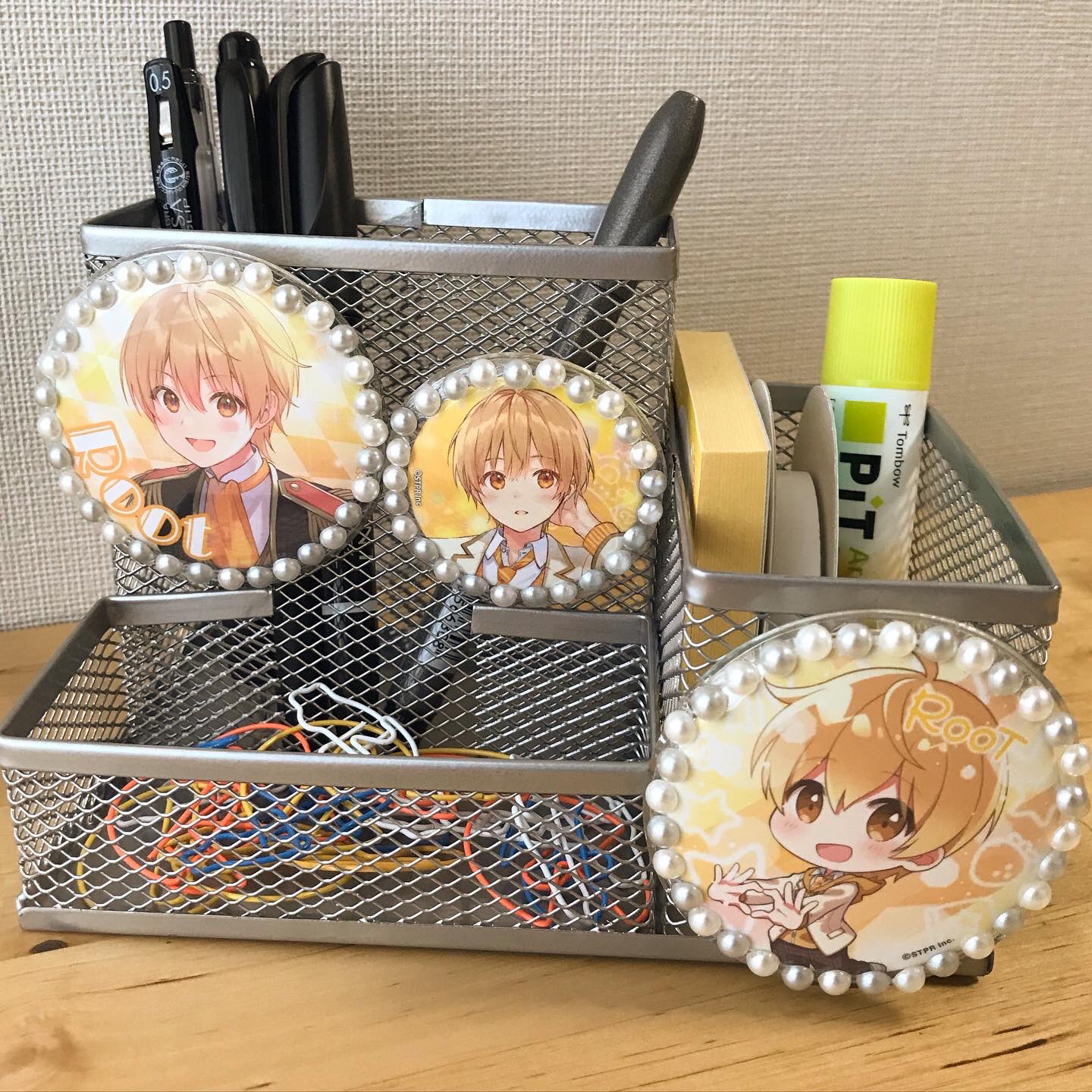 紗香 ダイソーのペン立てに磁石で缶バッジをつけてみました 缶バッジカバーとラインストーンシールはセリア購入品です T Co Gom0ufqpih Twitter
