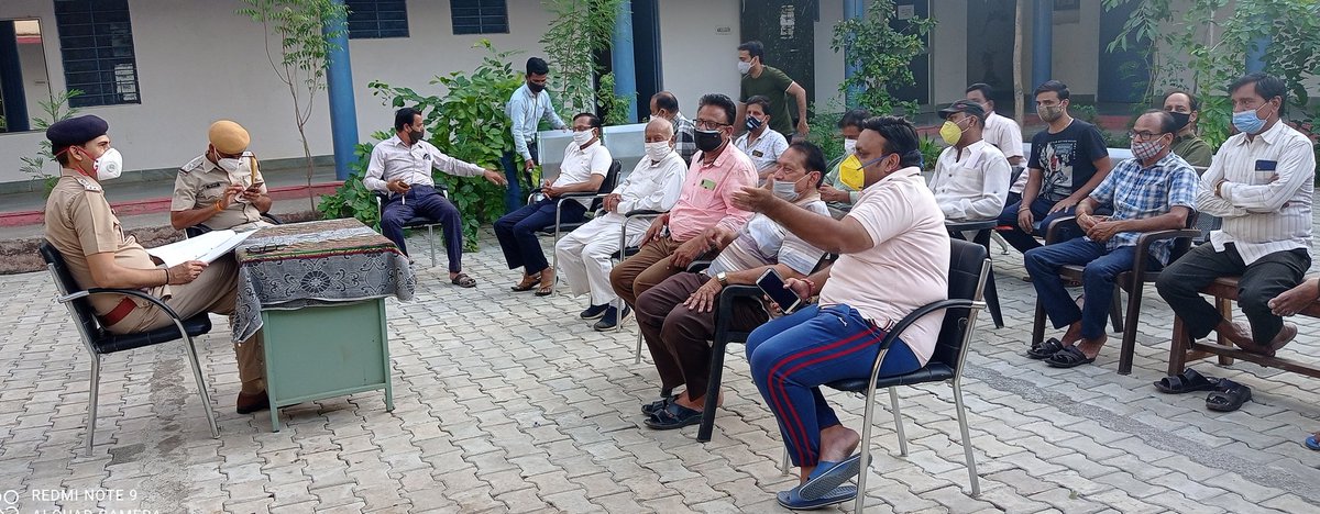 BhaskarNews2's tweet photo. @JhalawarPolice
गंगधार(झालावाड):मॉडिफाइड लॉकडाउन को लेकर गंगधार DYSP बृजमोहन मीणा ने ली चौमहला समस्त व्यापार संघ प्रतिनिधियों की बैठक,बाजार पूर्ण खुलने को लेकर व्यापारियों से चर्चा कर दिए गाइडलाइन को लेकर दिशा निर्देश,बैठक में गंगधार SHO व समस्त व्यापार संघ प्रतिनिधि मौजूद रहे https://t.co/Nf3UTzgAo5