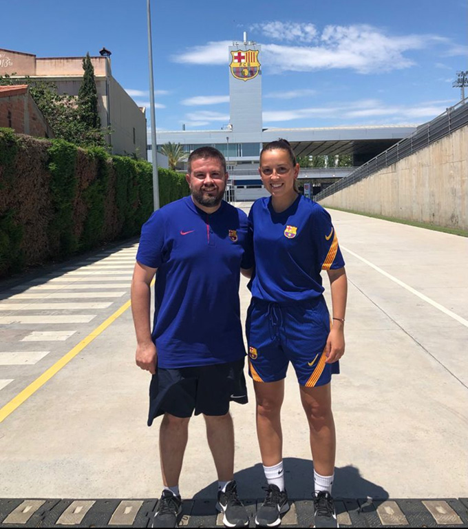 Taradell's tweet photo. Dos taradellencs entrenen un dels equips femenins base del @FCBfemeni 

La curiositat és que no es coneixien abans de coincidir al conjunta blaugrana

ℹ️ https://t.co/z6YuN8RF9j #Taradell #Osona https://t.co/5y8ZhhXbEE