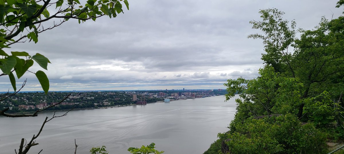 StarGzr1321's tweet photo. Monday hike with friends #StatelineLookout #NewJersey #hudsonriver https://t.co/wrgw3cQHlP