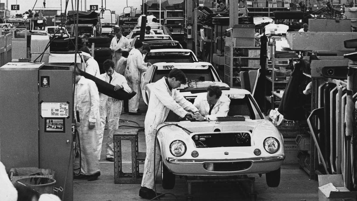 ClubLotusFrance's tweet photo. Chaine d'assemblage Lotus Europa/Europe à Hethel durant les années 1960/70 #LotusFactory #Hethel #LotusCars #Europa #ClubLotusFrance https://t.co/bFYfrEKQSZ