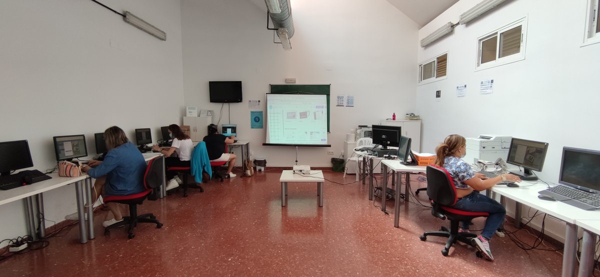 CAPIISLACHICA's tweet photo. Ayer tuvimos, como cada martes, taller con este grupo de mujeres usuarias de Cruz Roja. En estos talleres trabajamos las competencias digitales para la búsqueda de empleo.
#Guadalinfo #CruzRoja #competenciasdigitales https://t.co/JPWdXKTVcM