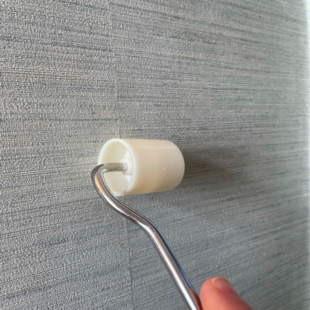Abigail_Hall's tweet photo. Wallpaper can come away from the wall.
It’s incredibly easy to fix, some wallpaper paste or PVA glue will put it back as good as new and also worth investing in a wallpaper seam roller to get that professional finish. #technicaldesignexpert #designinghappiness #designadvice https://t.co/sxj9tmhRQ0