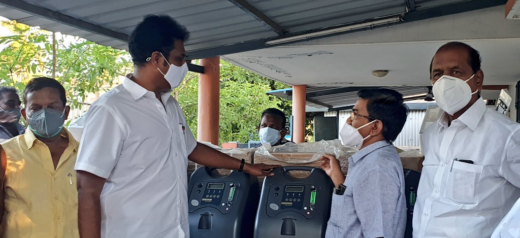 DMKTiruvarur's tweet photo. ���ன்னார்குடி சட்டமன்ற உறுப்பினர் திரு.@TRBRajaa அவர்களின் தொடர் முயற்சியால்  ஜனநாயக மக்கள் அறக்கட்டளையின் சார்பில் மன்னார்குடி அரசு மருத்துவமனைக்கு கூடுதலாக 50 ஆக்ஸிஜன் செறிவூட்டிகள் மருத்துவத்துறை அதிகாரியிடம்  வழங்கப்பட்டது. உடன் கழக நிர்வாகிகள்.

#DMKTiruvarur https://t.co/rm39G9SCPW