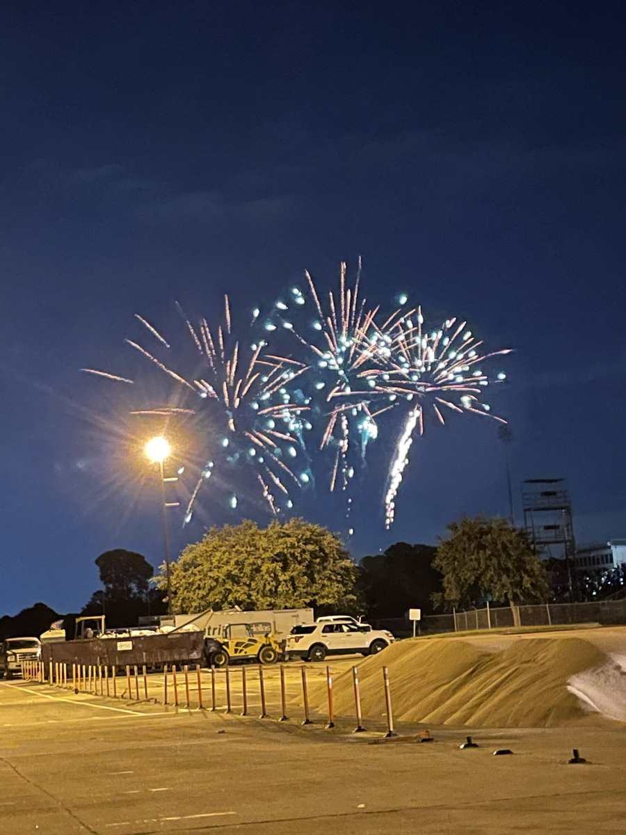 Senior Sunset🎆 Congrats &amp; Happy Graduation (countdown) to <a href="/SFAHS_Bulldogs/">Austin High School</a> Class of 2021🎓<a href="/AHSClassof21/">Austin High School 21</a>