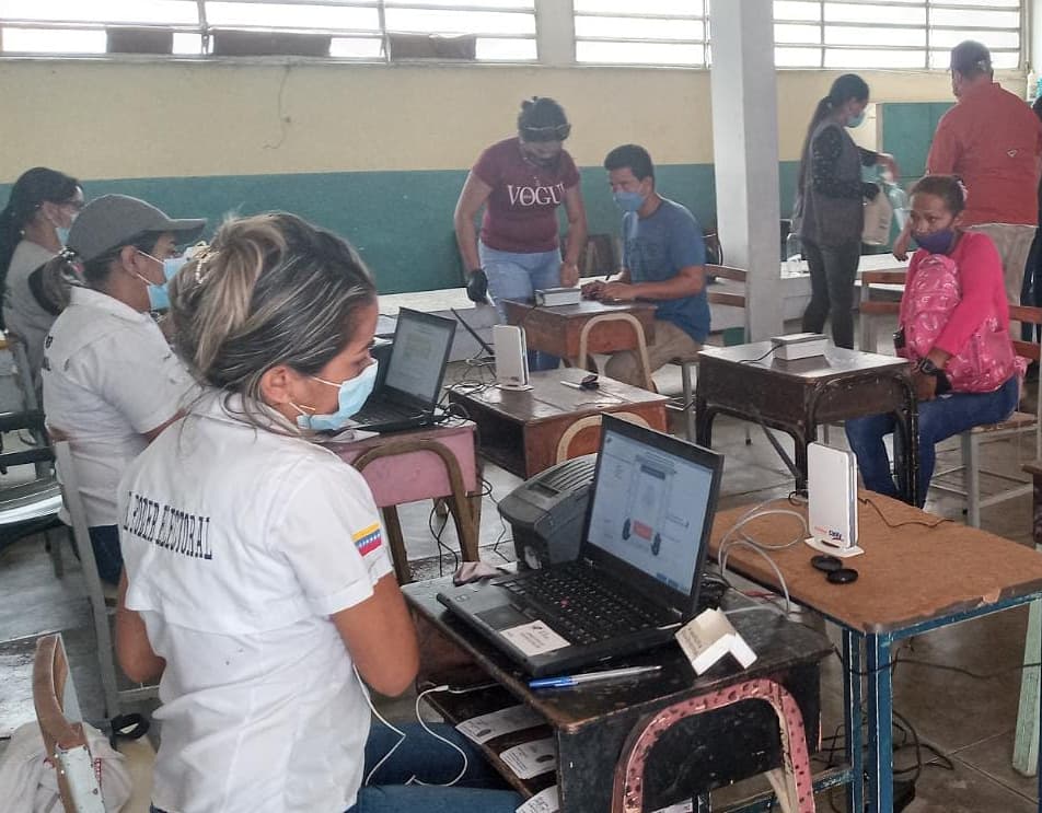 JPSUVCed's tweet image. #1Jun | 🇻🇪📢 | Desde la Escuela Básica Nacional &quot;Manuel Manrique&quot; de la Parroquia Caicara, la Juventud del PSUV del Municipio Cedeño participó en el inicio la jornada de inscripción y actualización de datos del CNE. 

#ÁguilaCentenaria
#RescateVictorioso

📲 @JuventudPSUVBolivar