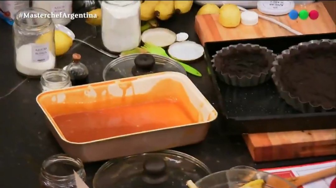 martuzep's tweet photo. La prueba del delito, la Gunda no le había puesto nada de toffe previo a la caída. Llamado para bromatologia  y estudios de gastroenterolos para Donato y Martitegui. #MasterChefArgentina https://t.co/AMFHvfDYY7