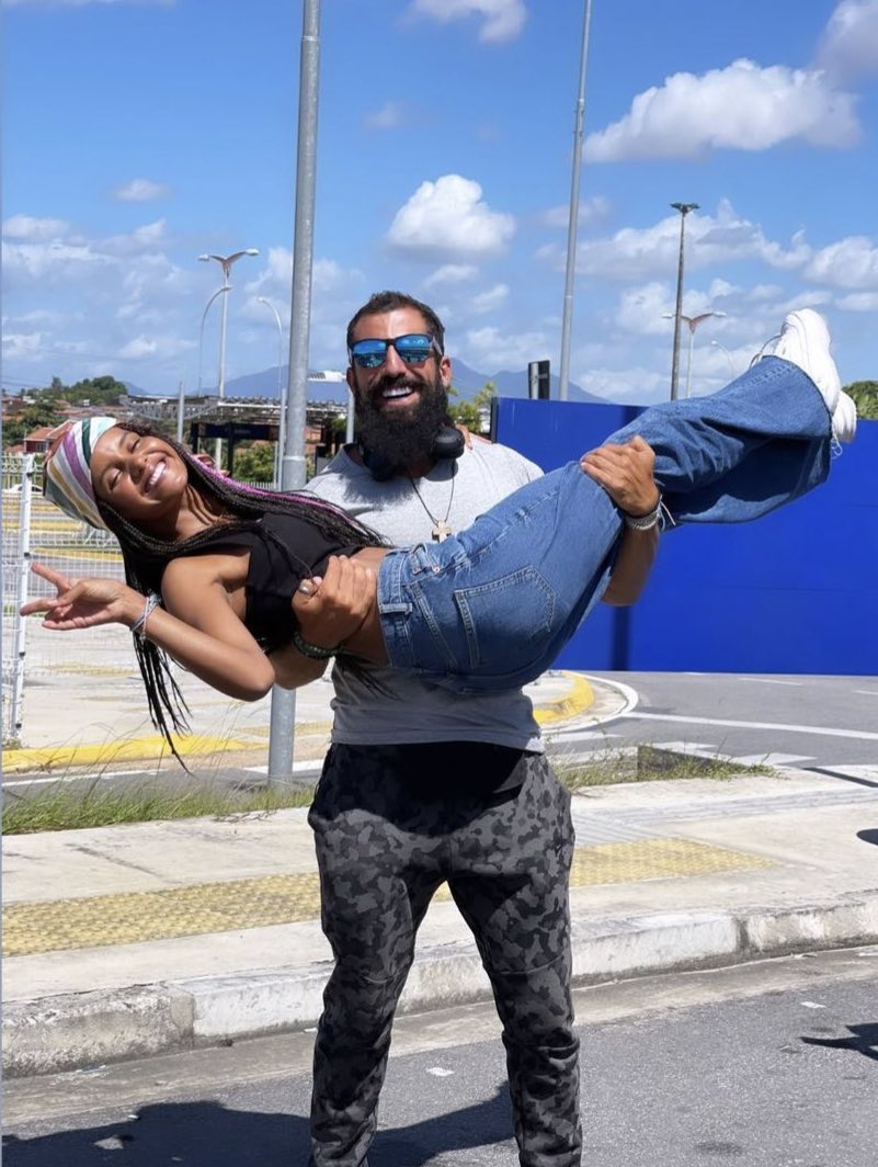 NeucieneM's tweet photo. Qual o nome do shipper Kaysar e Gleice?
Pq já são meus queridinhos! Gleice defendendo kaysar é tudo.
#NoLimite #TeamCalango #TeamGleice #TeamKaysar https://t.co/QpcBNkf7rX