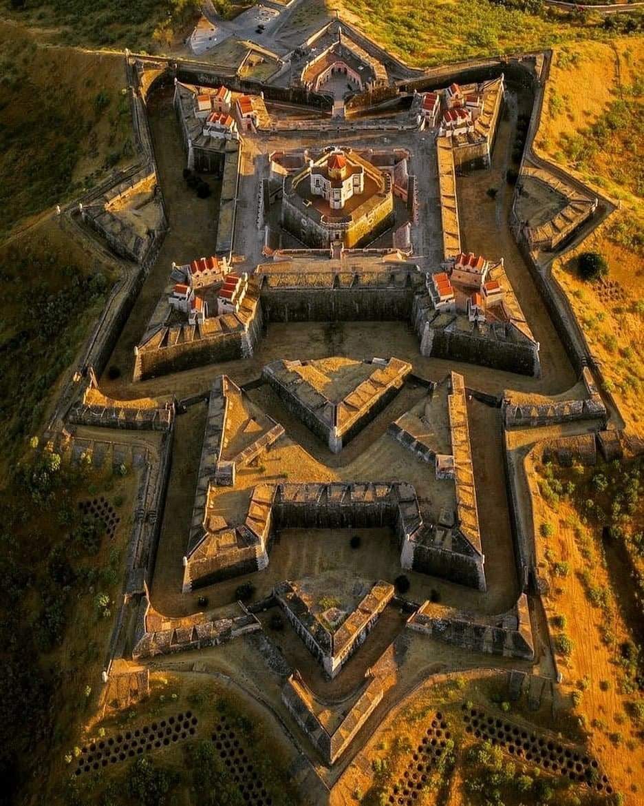 Fortress of Our Lady of Grace, Portugal.
Originally called the fortress of Count Lippe, because it was the Englishman Guillermo de Schaumburg-Lippe who reorganized the Portuguese army, and who ordered it to be raised in 1763 when he saw the strategic importance of the area.