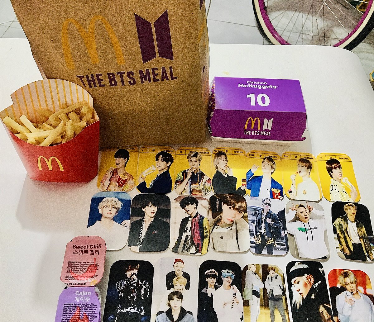 Jiminperfectbb's tweet photo. Gracias BTS x Mcdonalds por la colaboración y tomarnos en cuenta 🥲 super feliz con mi BTS Meal... me encantaron las salsas.
Y sobre todo a la army que estaba en el Mcdonalds de Versalles y que me dio muchas photocards,
Borahae💜💜
#BTSMeal #BTSxMcDonalds #BTSMealPTY
@bts_twt https://t.co/KnWqdykQWK