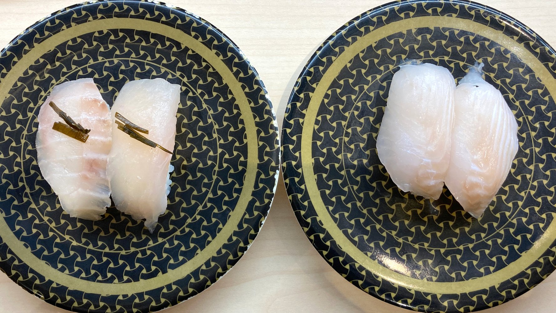 はま寿司 公式 昆布〆ひらめ あぶらがれい つまり せーのっ 左ひらめに右かれい オチはありません はま寿司 北海道小樽産昆布〆ひらめ 北海道産あぶらがれい T Co Jeybletogp Twitter