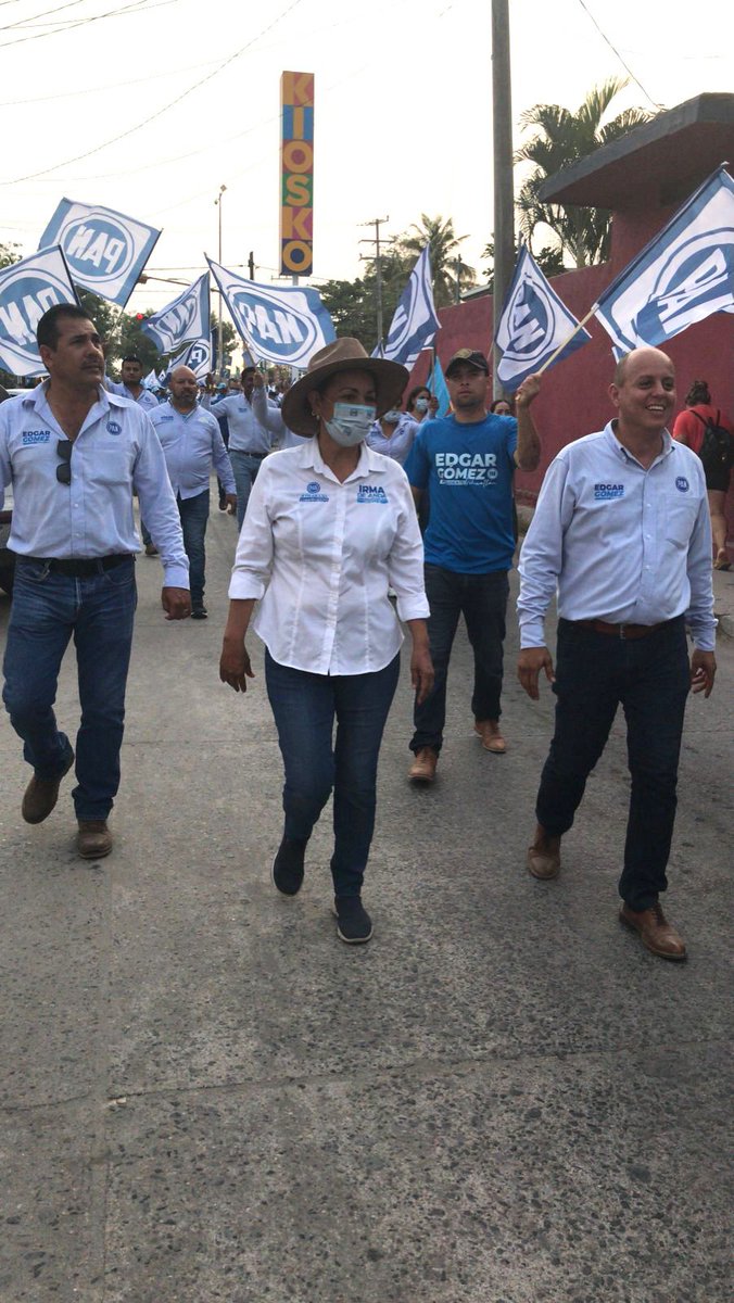 irma_de_anda's tweet photo. Cierre de campaña de Cihuatlán, saludando a los comerciantes que se han estado sumando a este proyecto, gracias. 
☑️¡Vota! Irma de Anda Distrito 18
☑️¡Vota 3 veces PAN! D18
#continuemosmejorando #votairmad18 #vota3vecespan #VotaPAN  #mejoremosjuntos #panjalisco #Cihuatlán https://t.co/CrhZoQQsKA
