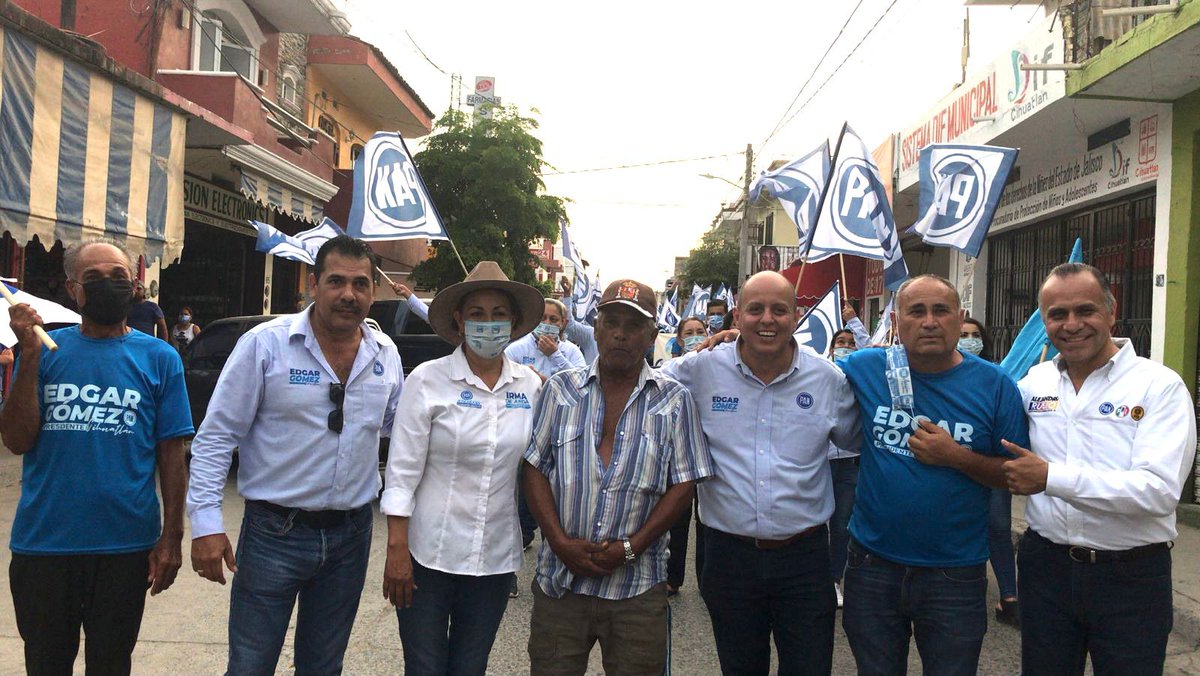 irma_de_anda's tweet photo. Cierre de campaña de Cihuatlán, saludando a los comerciantes que se han estado sumando a este proyecto, gracias. 
☑️¡Vota! Irma de Anda Distrito 18
☑️¡Vota 3 veces PAN! D18
#continuemosmejorando #votairmad18 #vota3vecespan #VotaPAN  #mejoremosjuntos #panjalisco #Cihuatlán https://t.co/CrhZoQQsKA