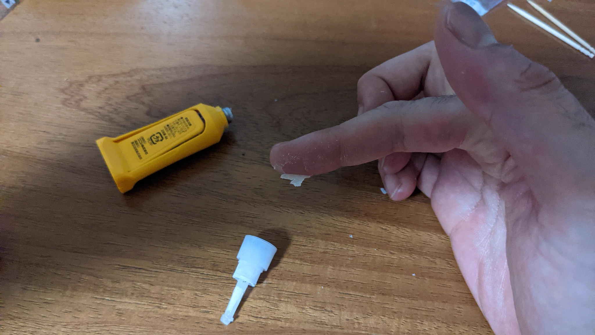 @dasmanchan 皮膚の表面に付くだけなら、乾いたら簡単にめくれませんか？
指に付いてしまった時は、付着した部分を指同士でこすって薄めて乾かしたらペロッとめくれますよ 