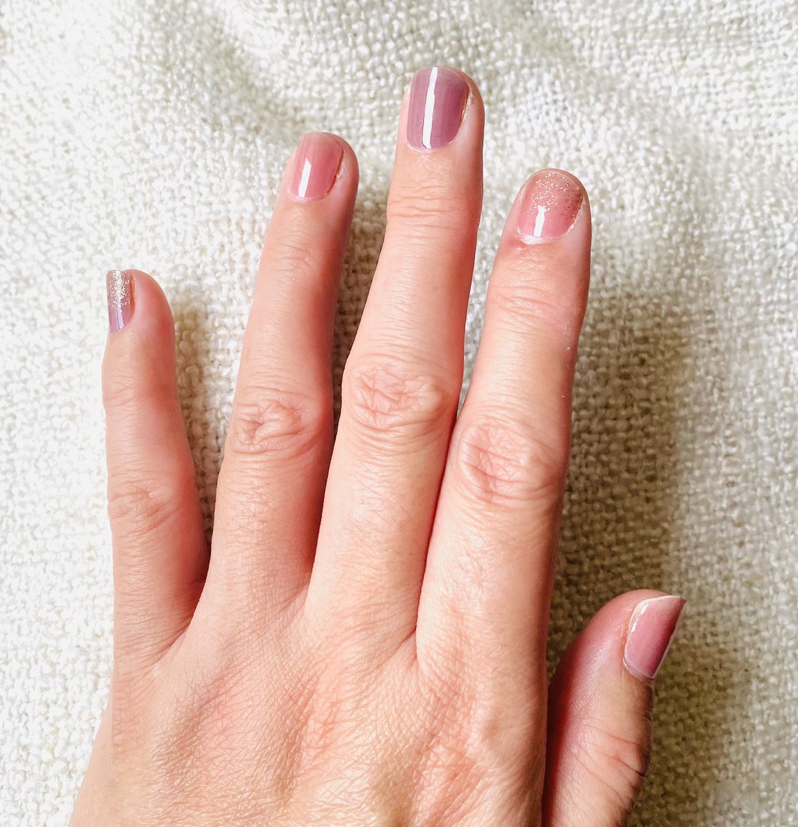 多田由美 百均のジェルネイルシールにはまってて いろんな百均で買ってきます 今日はセリアで買ったやつです オフする時に消毒用のアルコールで湿らせると爪を痛めにくいと娘が教えてくれました