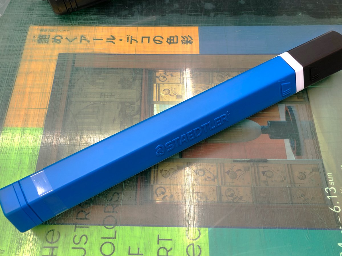 レモン画翠 先日丸筒型の図面ケースをご紹介しましたが 本日はこちらの ステッドラー アートチューブ Lgカラー をご紹介します 六角形型なので倒れにくい 最大a0まで収納ok 14段階の高さ調節 内径の最短は600mm 最長990mmまで伸ばすことができ レモン画翠 先日丸筒型の図面ケースをご紹介しましたが 本日はこちらの ステッドラー アートチューブ Lgカラー をご紹介します 六角形型なので倒れにくい 最大a0まで収納ok 14段階の高さ調節 内径の最短は600mm 最長990mmまで伸ばすことができ