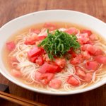 トマトの酸味でさっぱり美味!暑い日におすすめ「鶏塩トマトだれ素麺」