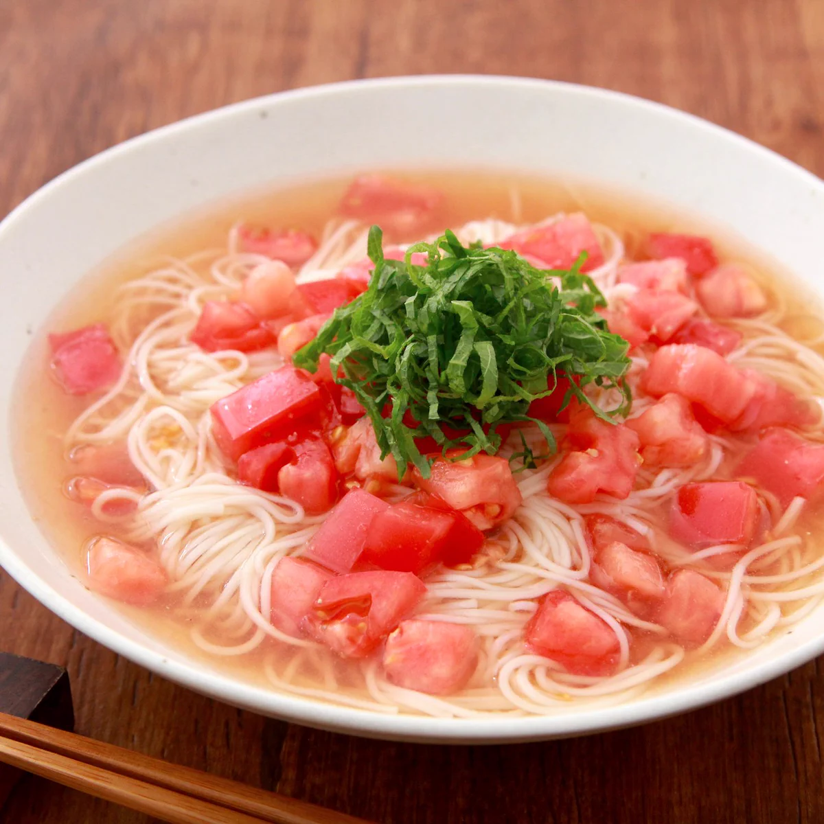 トマトの酸味でさっぱり美味！暑い日におすすめ「鶏塩トマトだれ素麺」