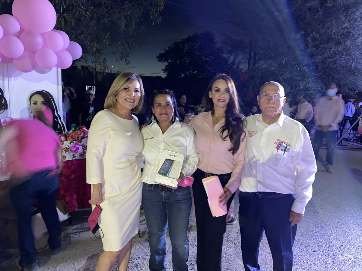 ROBLESROBLESFXM's tweet photo. ¡Seguimos entregando tablets! Estas llegaron hasta el municipio de Caborca #VotaRosa #FuerzaXMéxico https://t.co/etHgovbaL6