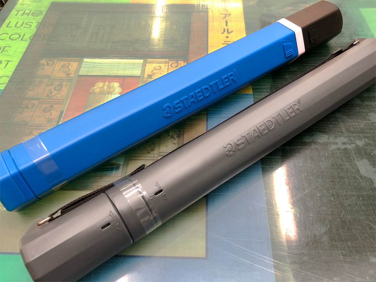 レモン画翠 先日丸筒型の図面ケースをご紹介しましたが 本日はこちらの ステッドラー アートチューブ Lgカラー をご紹介します 六角形型なので倒れにくい 最大a0まで収納ok 14段階の高さ調節 内径の最短は600mm 最長990mmまで伸ばすことができ レモン画翠 先日丸筒型の図面ケースをご紹介しましたが 本日はこちらの ステッドラー アートチューブ Lgカラー をご紹介します 六角形型なので倒れにくい 最大a0まで収納ok 14段階の高さ調節 内径の最短は600mm 最長990mmまで伸ばすことができ