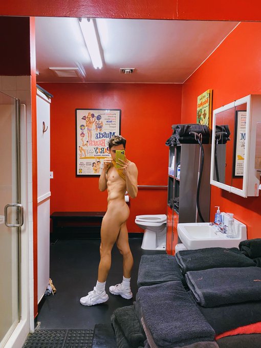 Watch Leo Grand's leaked NSFW photo on TwXstars