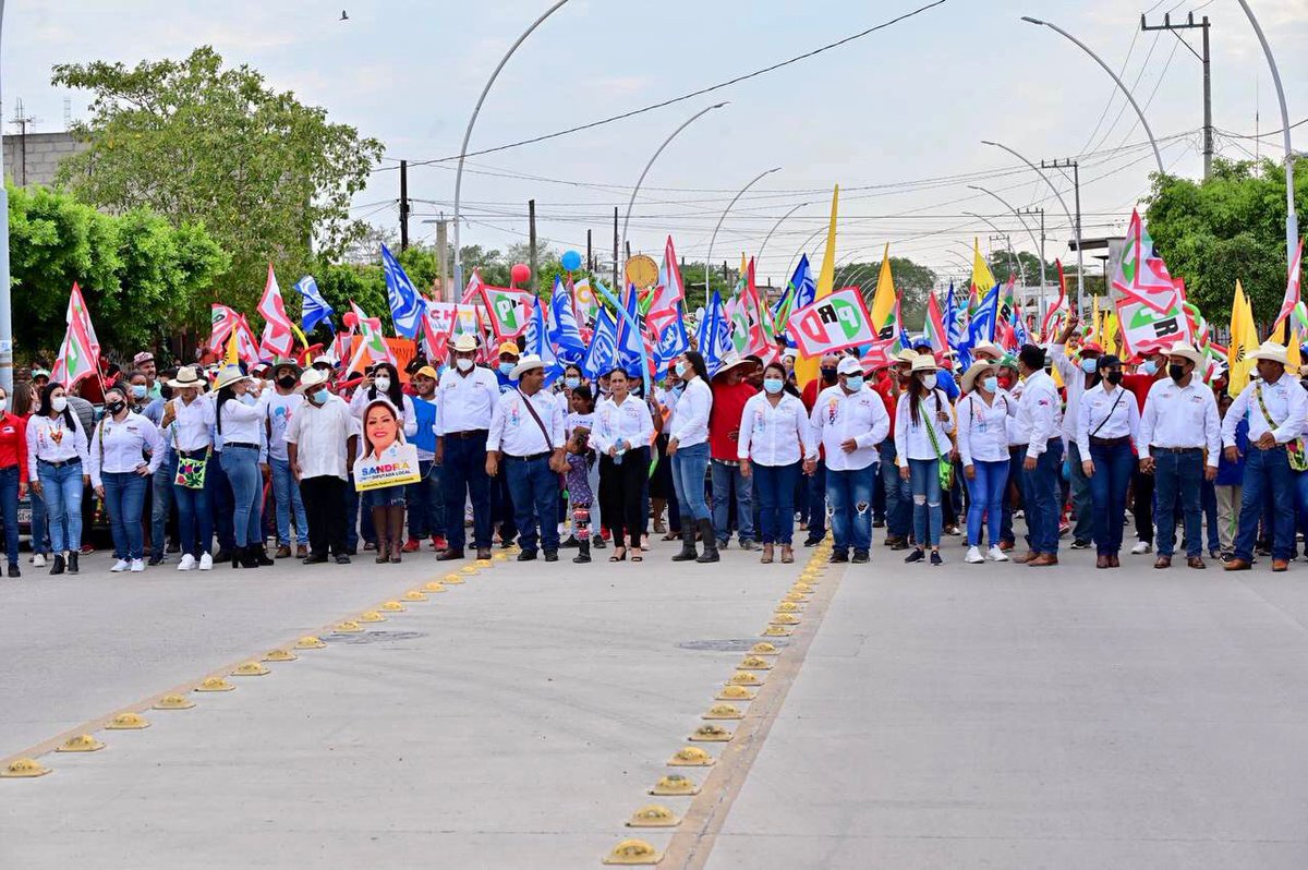 Gracias #ROSAMORADA por tu respaldo, ya falta muy poco y aquí tenemos al mejor equipo, ¡Vamos rumbo al triunfo! 

Este 6 de junio sal y vota Vota 5 Veces #PRI #PAN #PRD