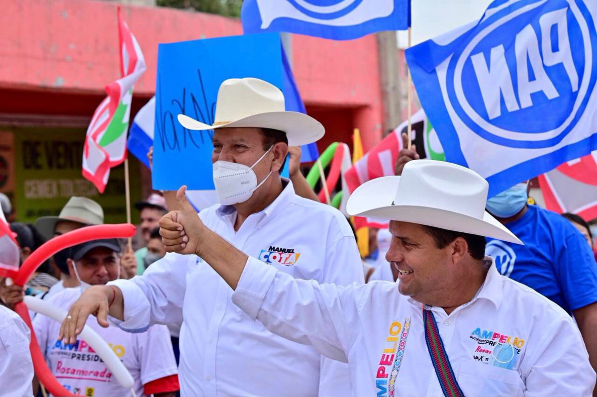 ManuelCota's tweet photo. Gracias #ROSAMORADA por tu respaldo, ya falta muy poco y aquí tenemos al mejor equipo, ¡Vamos rumbo al triunfo! 

Este 6 de junio sal y vota Vota 5 Veces #PRI #PAN #PRD https://t.co/SLLMMUhhOj