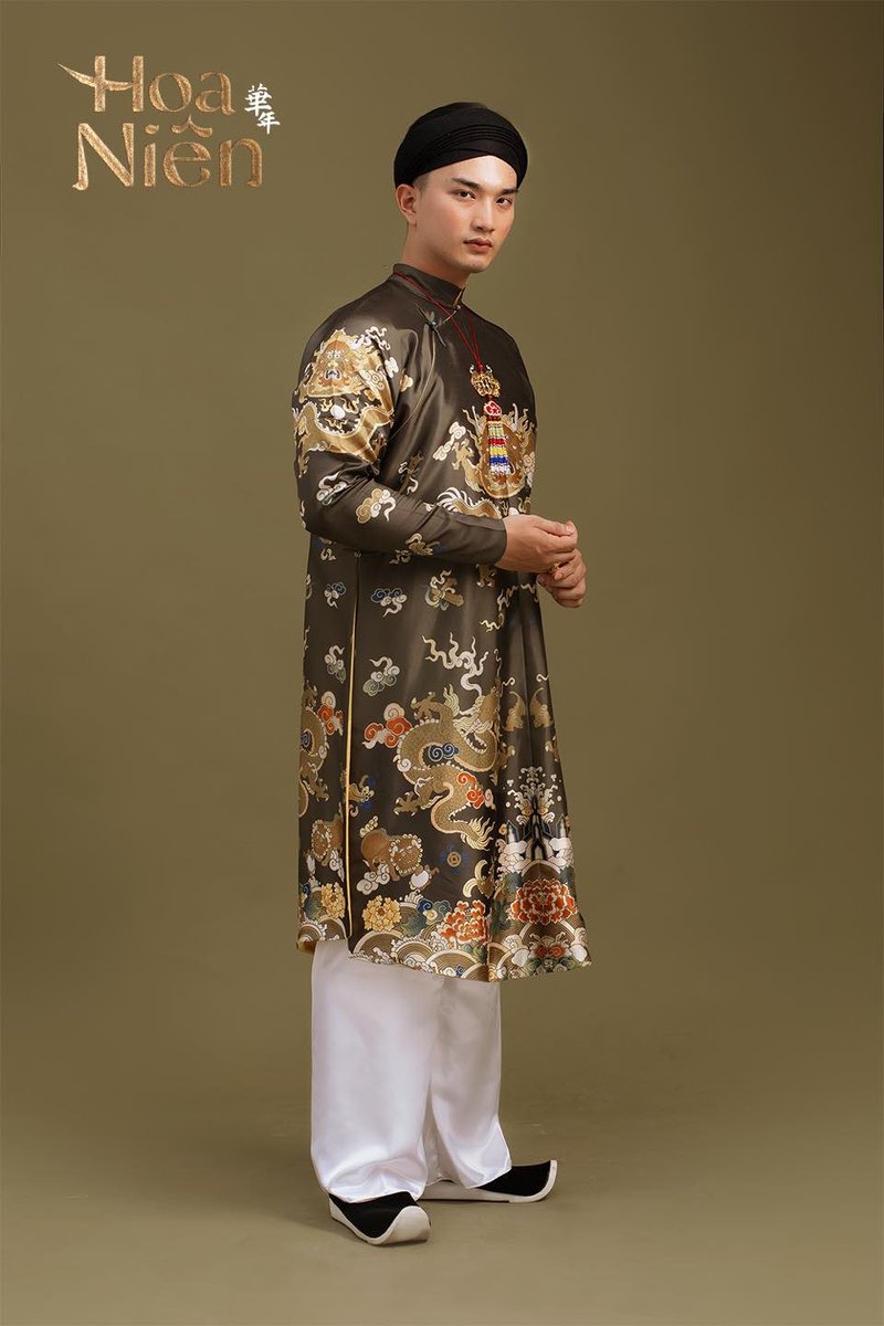 azi06574940's tweet photo. During Nguyễn dynasty, high ranking mandarins' áo ngũ thân robes have many intricate patterns. Photo 1 - modern reconstruction attempt. Photo 2 - historical photo. 
#Vietnam #Vietnamese #Vietphuc #aodai #AsianHeritageMonth https://t.co/hNBxvCOW3o