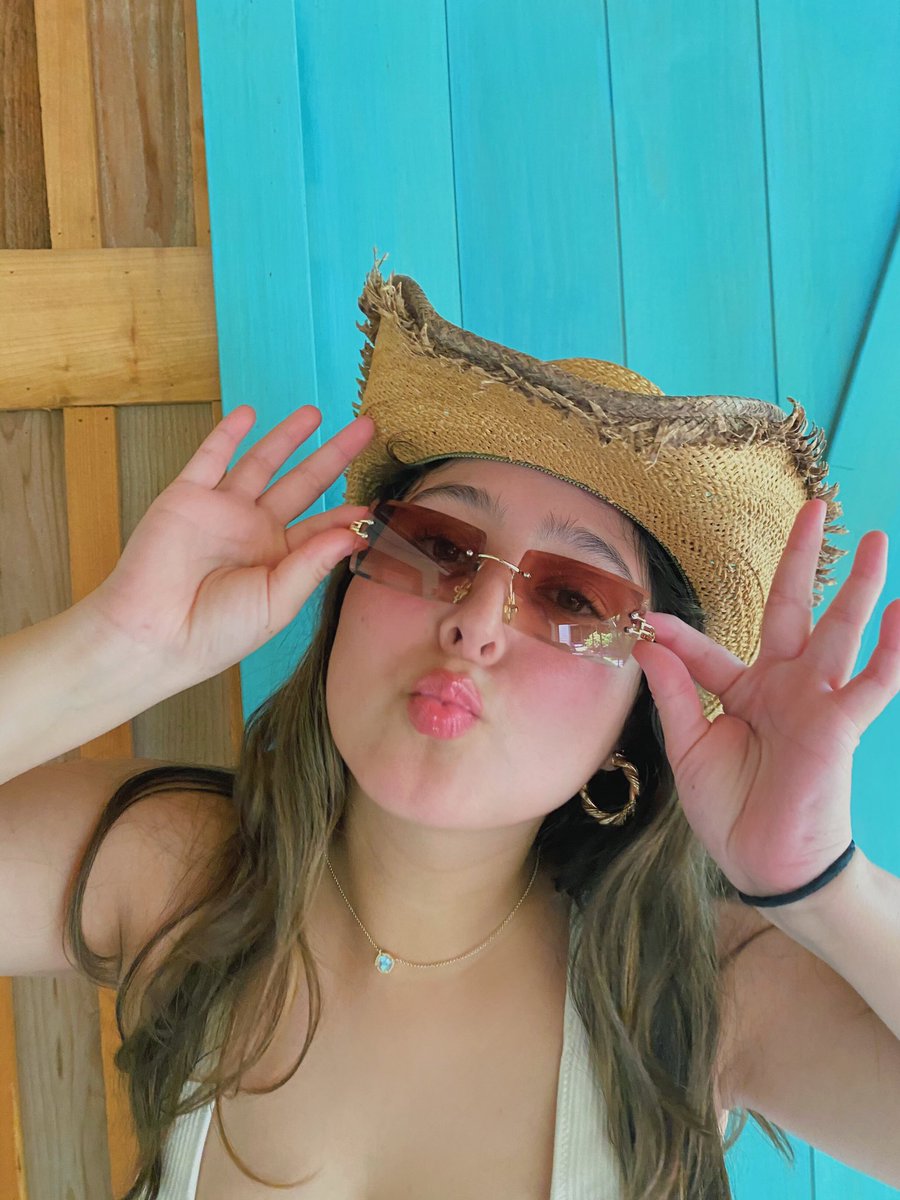 aleejandruh's tweet photo. #tamufollowtrain
I’m Alex! 
✨tamu’22
✨industrial distribution
✨my vibe is just living life
✨ΓΑΩ https://t.co/73oVJITvaz