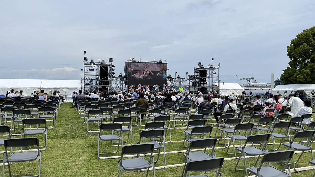 hamakei's tweet photo. 横浜開港祭、今年はコロナで事前登録者の3000人のみ、会場臨港パークに入場可能。ステージ前はフリー座席たくさん！無料エリアのお好きな席に座って観覧できます。
当日パンフレットでは、フィナーレの #ビームスペクタクルinハーバー、今年も実施と発表！19時半〜19時55分！

#横浜 #横浜開港祭 https://t.co/qIotcrRhat