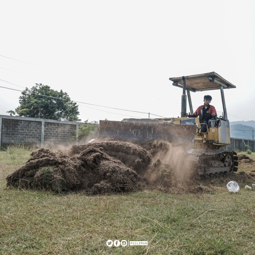 PSSleman's tweet photo. Selamat siang dari Lapangan Macanan 🚜

#PSSleman #COSE https://t.co/3i7gcMseyb