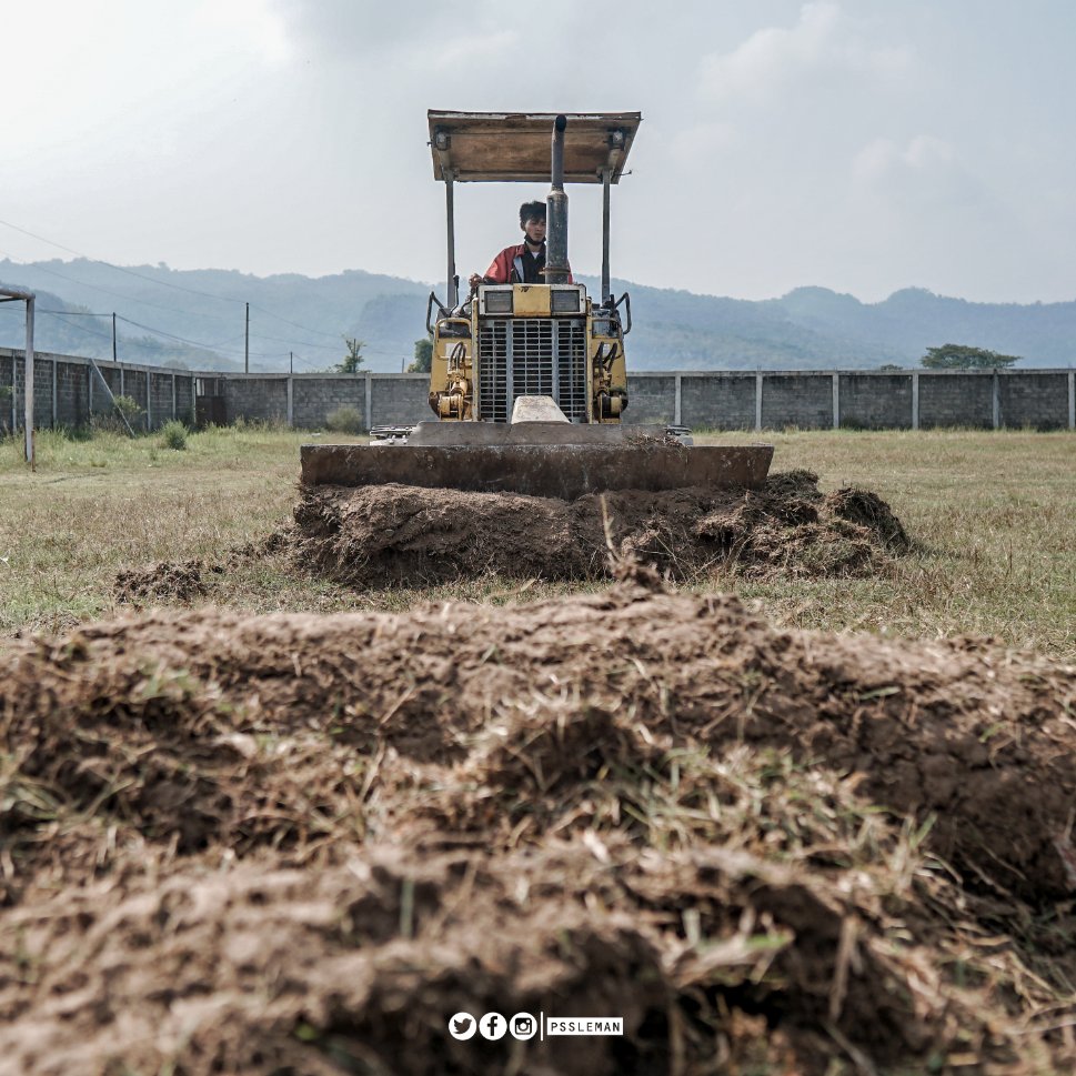 PSSleman's tweet photo. Selamat siang dari Lapangan Macanan 🚜

#PSSleman #COSE https://t.co/3i7gcMseyb