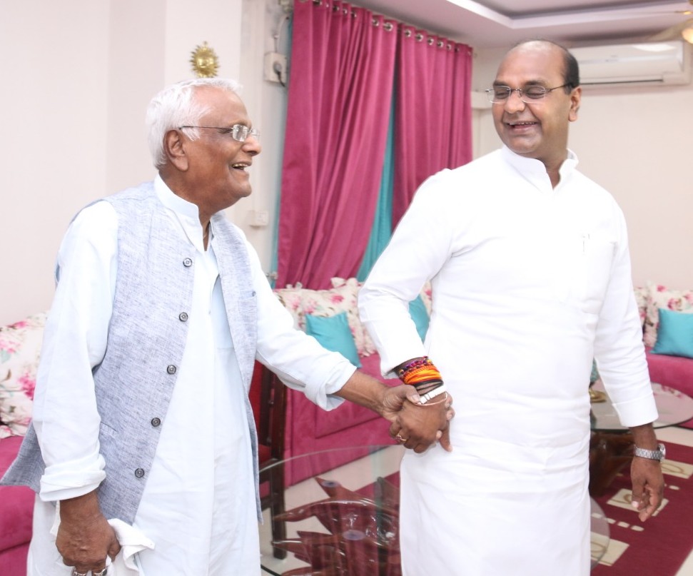 VishvasSarang's tweet photo. मेरे गाइड, फ़िलॉसॉफ़र, पापा के बिना मेरी ज़िंदगी अधूरी है। उनका जन्मदिन आज हम सब उनके बिना मना रहे हैं।

पापा साहस और प्रेरणा देते रहना... https://t.co/9DIF4hjIiS