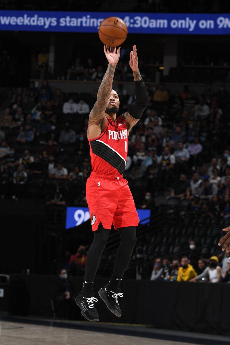 Ale31Mg's tweet photo. Primer jugador en la historia de los playoffs de la #NBA en registrar 50+ puntos (55), 10 asistencias y 10+ triples en un partido. Récord de la mayor cantidad de triples en un juego de postemporada (12). 

Aún así, hay gente que duda de él. 

DAMIAN LILLARD. 

#RipCity https://t.co/IE6trLmoPK