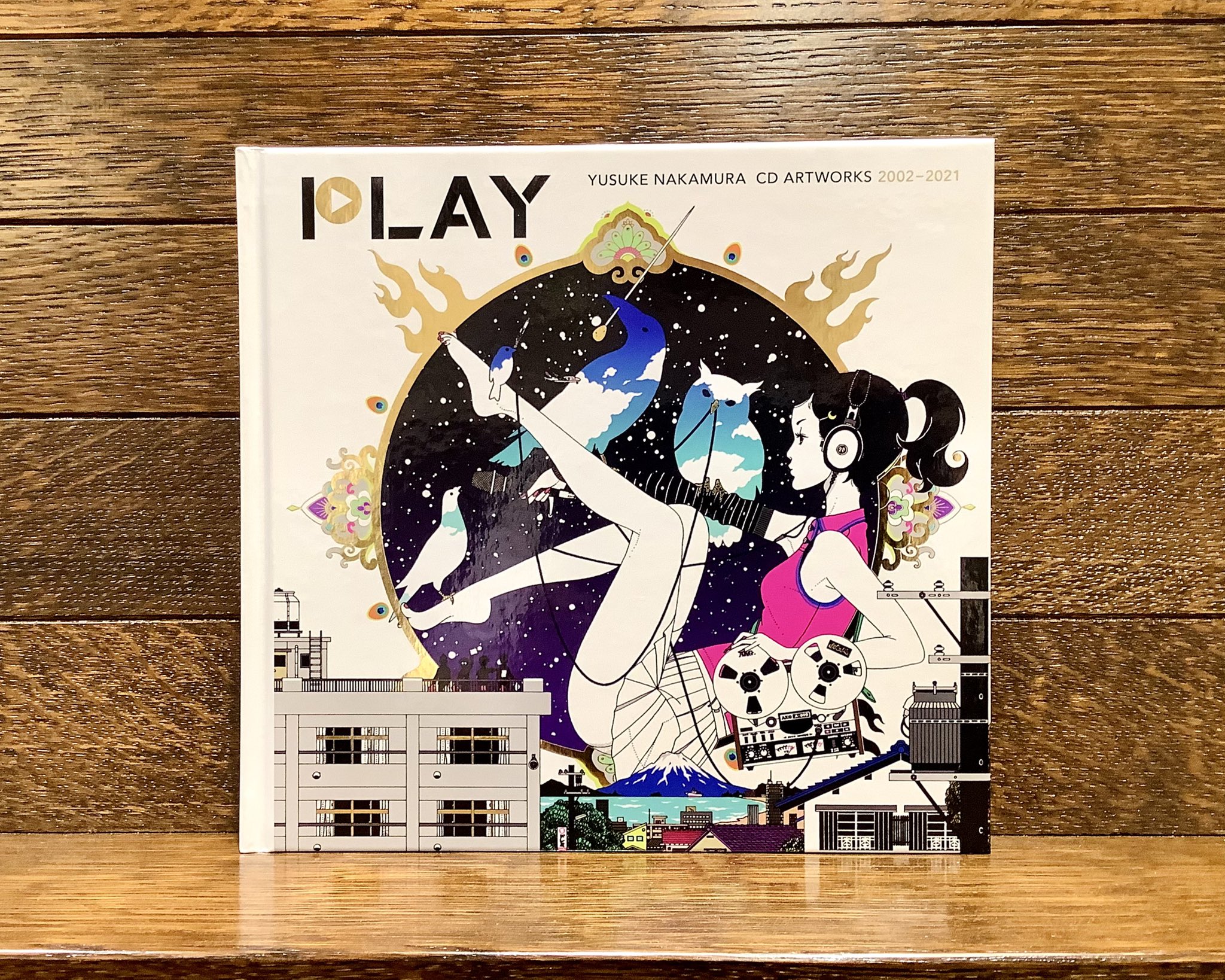 長崎書店 人気イラストレーター 中村佑介さんがここ年間に手掛けてきた幅広いアーティストのcdジャケット全146点に加え 本書でしか見られないラフ画54点 さらに巻末にはasian Kung Fu Generationの後藤正文さんとの対談も収録された贅沢な一冊です