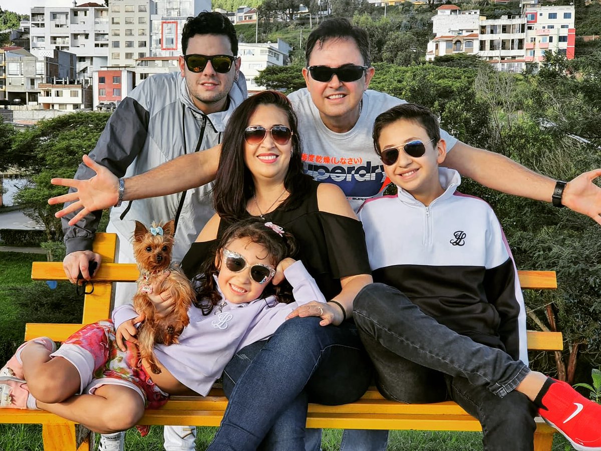 leovelezlude's tweet photo. Feliz día mi reinita y mi rey!!
@mimivelezdavila @nathanromeovelez 
#felizdiadelniño https://t.co/w2sqqCMP5e