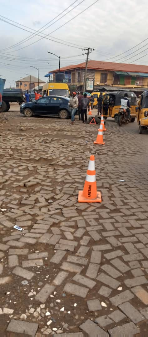 trafficbutter's tweet photo. VIA @lagostraffic961: 8:04am Area cordoned off while re-direction of traffic is on-going. Break down of emty tanker with propeller problem at Mile 12 bridge inward ketu effort is on to take it out of the road #TrafficRadioUpdate https://t.co/nkwitbjnle