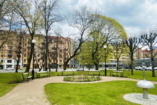 avenyn_gbg's tweet photo. AVENYNS UTEGUIDE
Var utomhus runt Avenyn! Avenyområdet har flera fantastiska platsen för att ta det lugnt för en stund.
https://t.co/OJJfVV0Be1
#avenyn #lorensbergsparken #uteärdetnyainne https://t.co/pcXCS8rmep