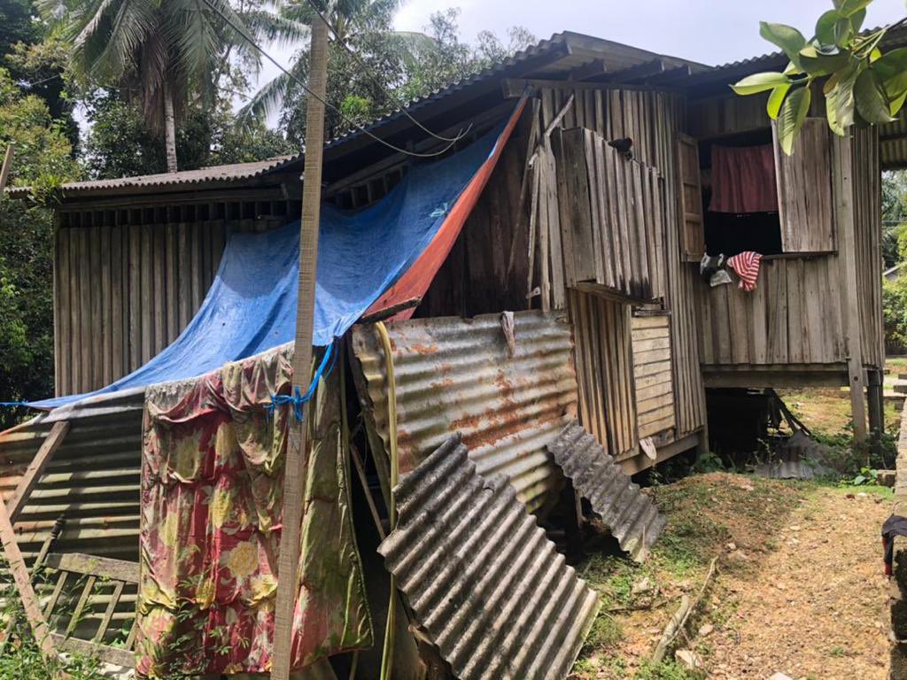 zumairaaa's tweet photo. Guys tengoklah condition rumah family cik rabiyatul ni,teruk sgt dh,since parents dia meninggal time kemalangan jalan raya bulan 12 haritu, adik beradik dia dh hilang tempat bergantung harap 💔🥲

Just imagine macam mana dorang boleh hidup 5 beradik dalam ni 😭
Help me RT this 🙏 https://t.co/u3IWSRJyMh