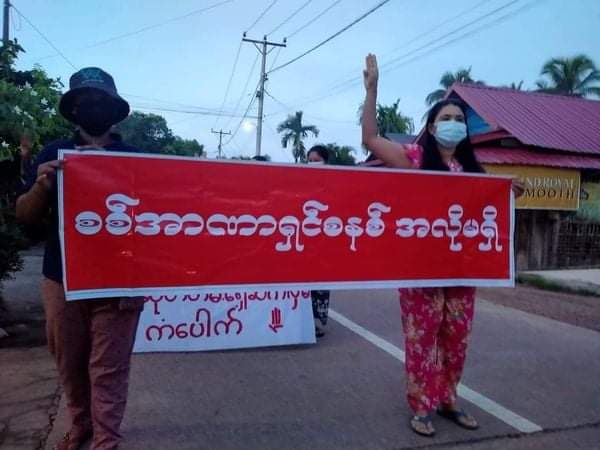 IrrawaddyNews's tweet photo. A dawn protest against military rule was held in Kanpauk in Tanintharyi Region’s Yebyu Township on Wednesday. (Photo: CJ) #WhatsHappeningInMyanmar https://t.co/bmlU3OzXJs