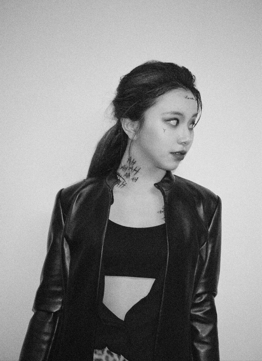 bonjourchaeng's tweet photo. UM SON CHAEYOUNG??

@JYPETWICE #TWICE #트와이스 https://t.co/P1Xp2NOf2I