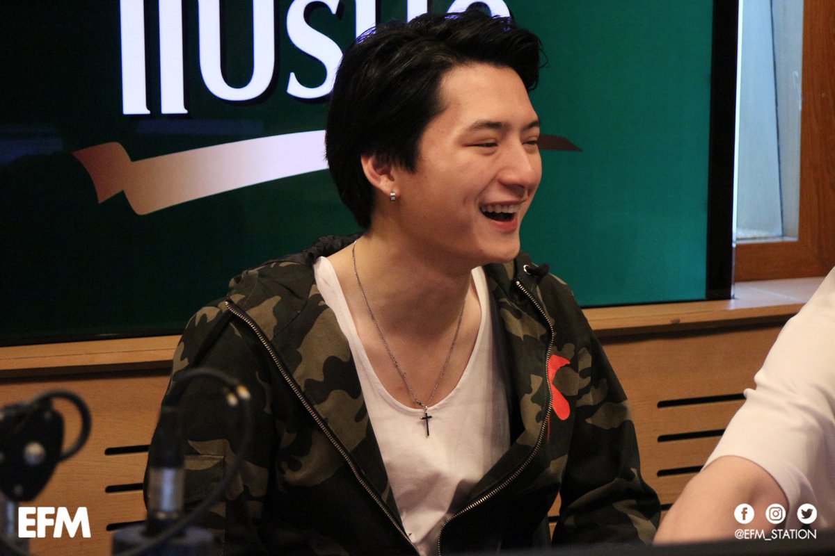 EFM_STATION's tweet photo. สวัสดีวันพุธครับ 💚💚
ก่อนเริ่มรายการ แอดเอารูป #Kristperawat ที่เคยมา #EFM94  มาฝากทุกคน แต่ละรูป งู้ยยยยยยยย น่ารักมากเลยจ้า 

#EFMFandomxKrist https://t.co/ejFDpFlbZh