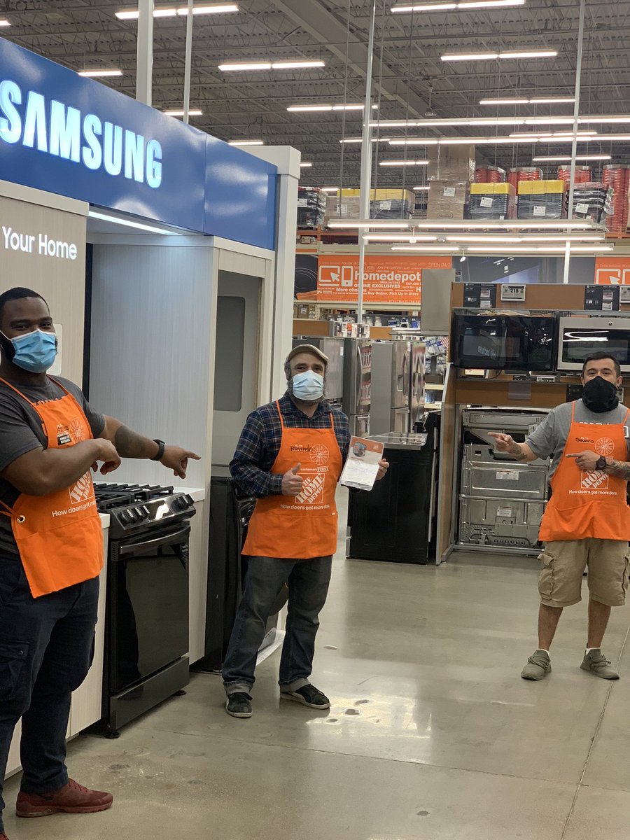 DeerAttlee's tweet photo. Recognizing Ricardo at night for being a Rockstar helping out with every aspect of the end to end process. @raulrivera74 @IsmaelPerezJrHD @White2Dawn @Johnny_alva1908 https://t.co/viGw1BmRT1