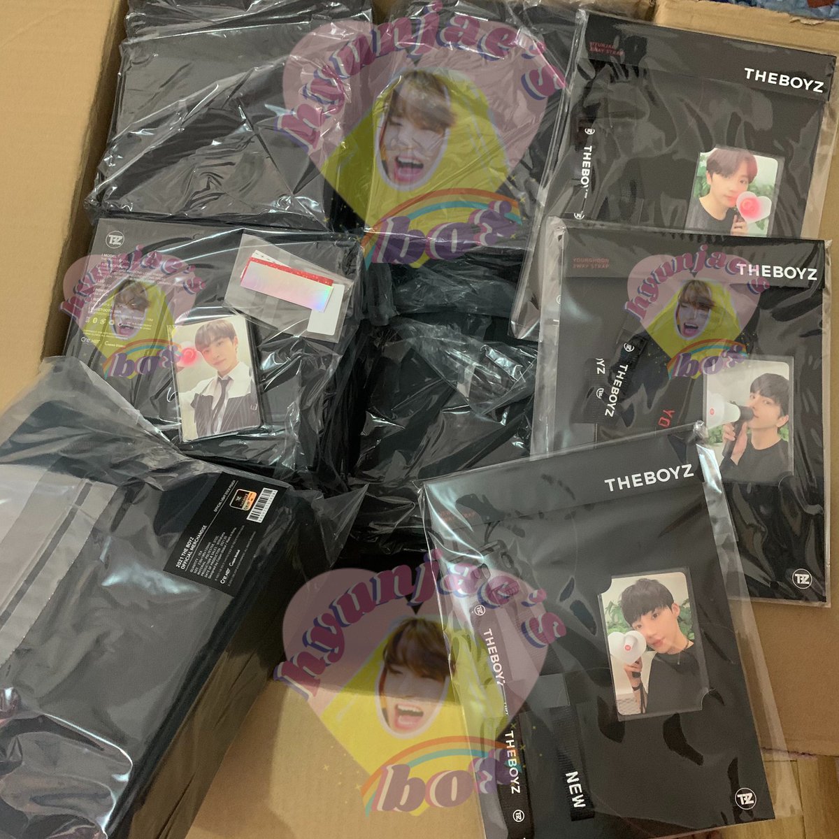hyunjaesbox's tweet photo. Opened the TBZ lightsticks and accessories na 📢❤️

#HJBupdates https://t.co/xCi44pc3SI